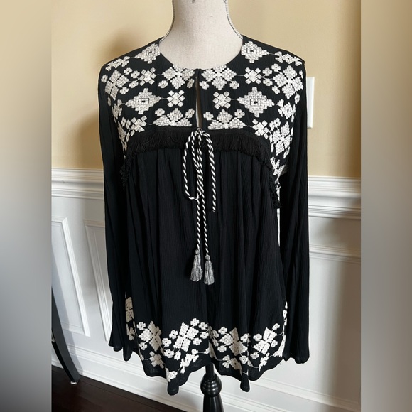 Mossimo, Black & Ivory embroidered open front Boho fringed blouse/cardigan. - Picture 8 of 15